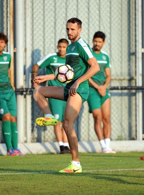Bursaspor’da Fenerbahçe Maçı Öncesi Sivok Sevinci