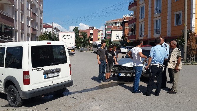 Kamyonet İle Otomobil Çarpıştı: 1 Yaralı