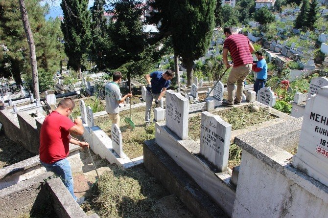 Giresun’da Mezarlıklarda Bayrama Hazırlanıyor.