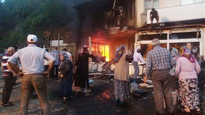 Kastamonu’da İki Dükkan Yandı