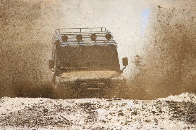 1. Off-road Şenliği’nde Yarışan Arazi Araçları Nefesleri Kesti