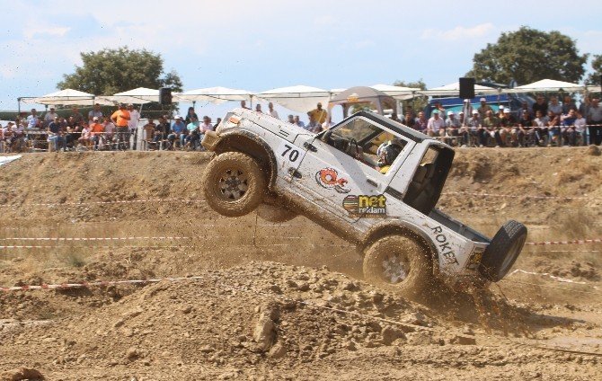 1. Off-road Şenliği’nde Yarışan Arazi Araçları Nefesleri Kesti