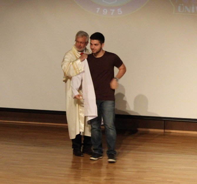 Genç Tıbbiyeliler Beyaz Önlüklerini Giydi