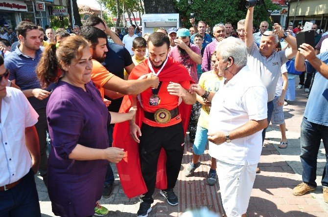 Dünya Şampiyonu Uslu’ya Sevgi Seli