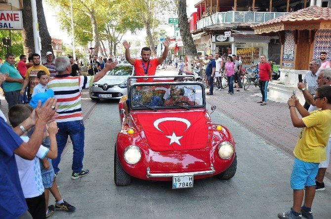 Dünya Şampiyonu Uslu’ya Sevgi Seli