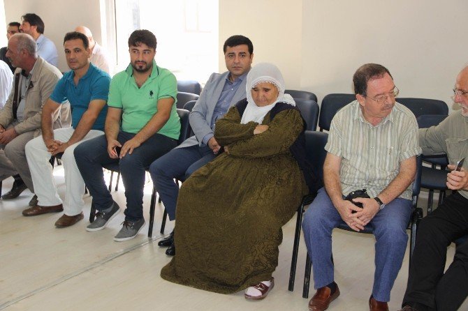 Demirtaş Ve Yüksekdağ, Açlık Grevine Girenleri Ziyaret Etti