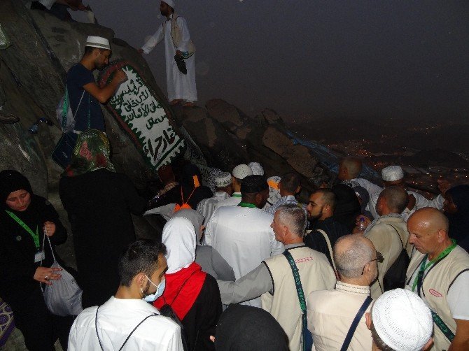 Hacı Adayları, Kuran-ı Kerim’in İndiği Hira Mağarası’nı Ziyaret Ediyor