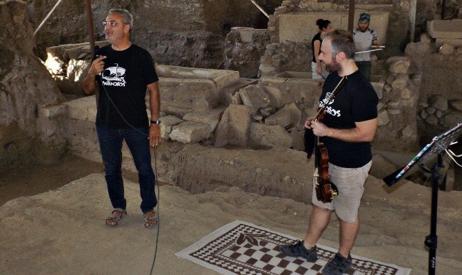 Kazma Kürek Sesine, Klasik Müzik Notaları Karıştı