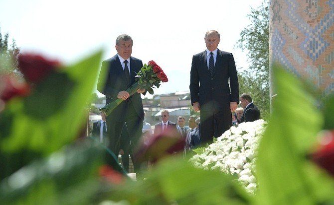 Putin, Özbekistan Devlet Başkanı Kerimov’un Mezarını Ziyaret Etti