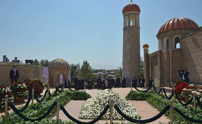 Putin, Özbekistan Devlet Başkanı Kerimov’un Mezarını Ziyaret Etti