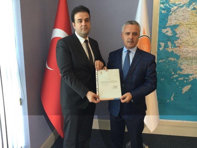 Ak Parti Tepebaşı İlçe Başkanı İbrahim Yılmaz Kaynarca’ya Mazbatası Takdim Edildi