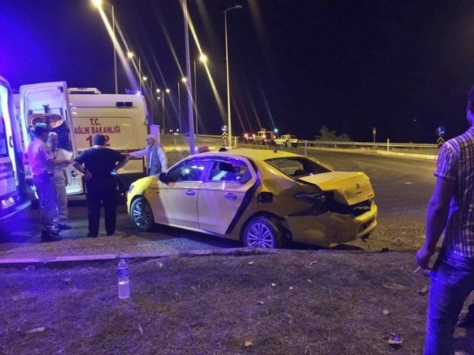 Bartın’da Ticari Taksi İle Otomobil Çarpıştı, 2 Yaralı