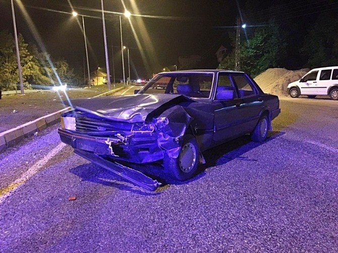 Bartın’da Ticari Taksi İle Otomobil Çarpıştı, 2 Yaralı