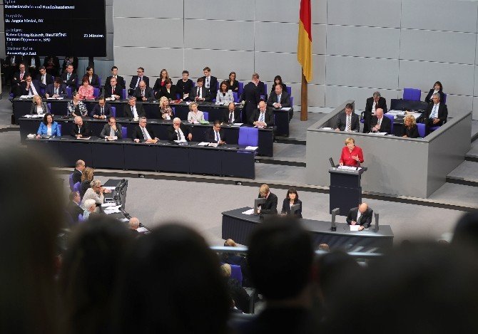 Merkel’den Alman Parlamentosuna: “Türkiye’de Seçilmiş Hükümet Alaşağı Edilmek İsteniyorsa Buna Da Karşı Durmalıyız”
