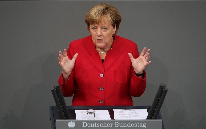 Merkel’den Alman Parlamentosuna: “Türkiye’de Seçilmiş Hükümet Alaşağı Edilmek İsteniyorsa Buna Da Karşı Durmalıyız”
