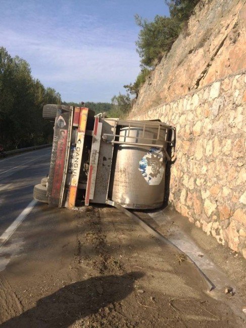 Süt Tankeri Devrildi: 1 Ölü