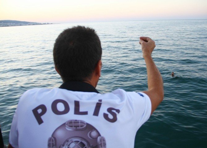 Denizde Yüzerek Gözden Kaybolan Genç Polisi Alarma Geçirdi