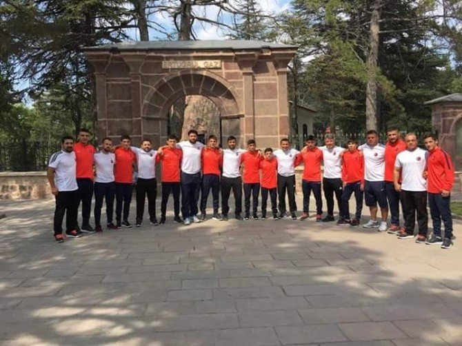 Milli Güreşçiler Ertuğrulgazi Türbesine Ziyaretinden Sonra Dünya Şampiyonası’na Gitti