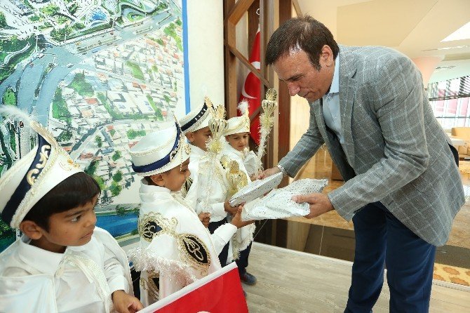 Genç, Sünnet Olan Çocukları Ağırladı