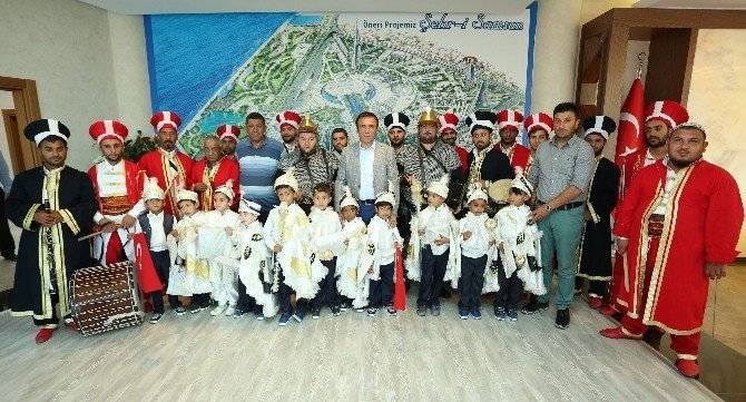 Genç, Sünnet Olan Çocukları Ağırladı