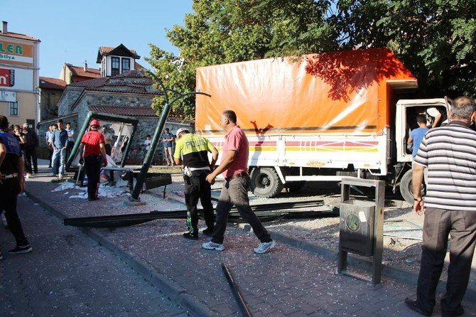 Freni Patlayan Kamyon Otobüs Durağına Daldı: 2 Yaralı