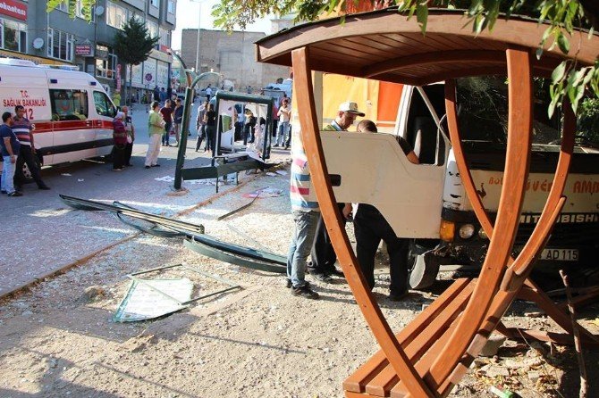 Freni Patlayan Kamyon Otobüs Durağına Daldı: 2 Yaralı