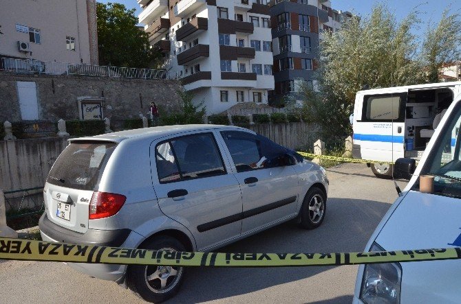 Kolunda Serum Takılı Kadın Otomobilde Ölü Bulundu