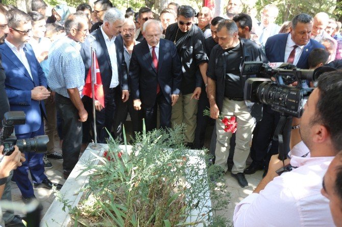 Kemal Kılıçdaroğlu, Ömer Halisdemir’in Kabrini Ziyaret Etti