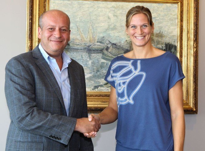 Anna Vajda İmzayı Attı