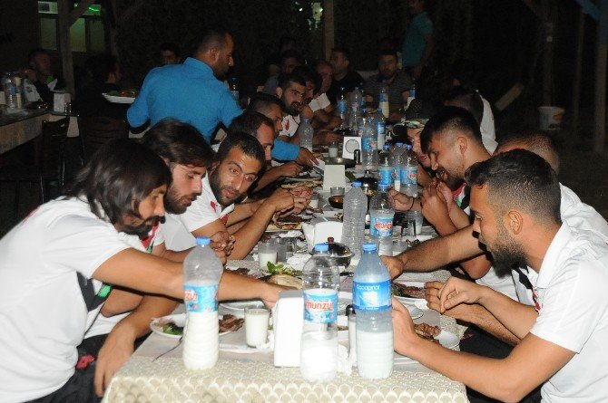 Cizre Spor Bayburt Maçı Öncesi Moral Yemeğinde Bir Araya Geldi