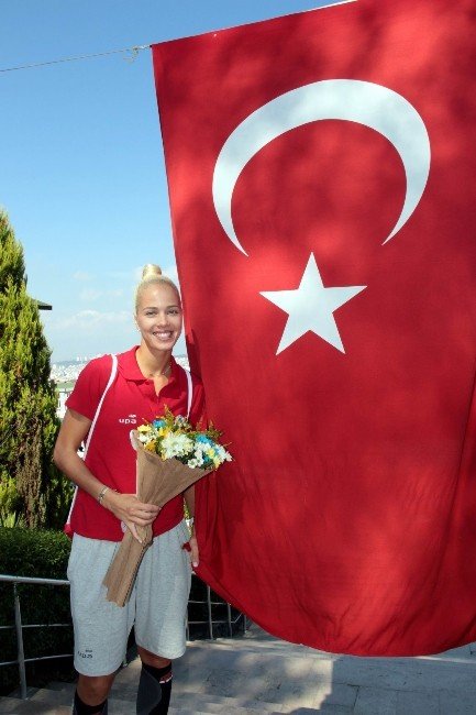 Basketbolun Tescilli Güzelleri Görücüye Çıktı