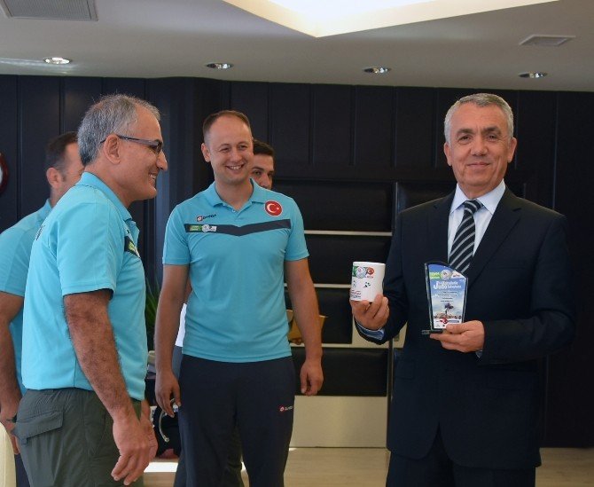 Milli Sporculardan Omü Rektörü’ne Ziyaret