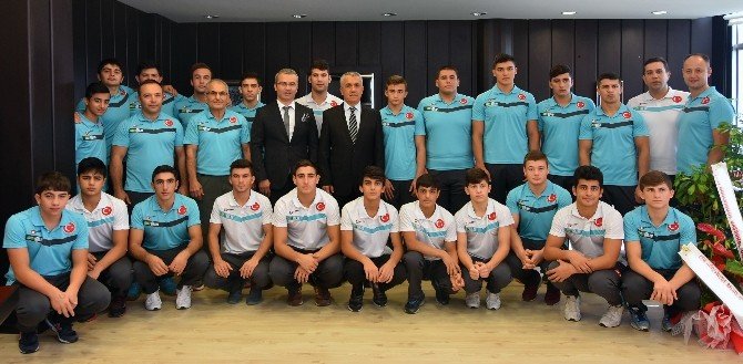 Milli Sporculardan Omü Rektörü’ne Ziyaret