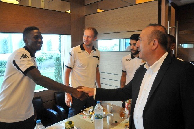 Bakan Çavuşoğlu, Alanyaspor’un Kampını Ziyaret Etti