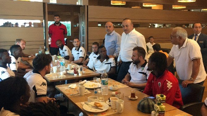 Bakan Çavuşoğlu, Alanyaspor’un Kampını Ziyaret Etti