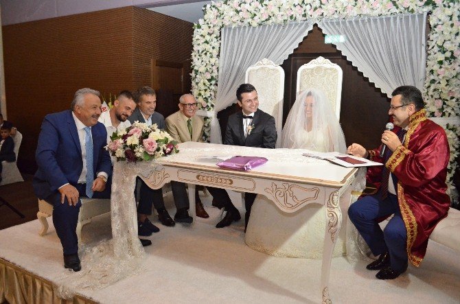 Özkan Sümer, Ersun Yanal Ve Kaleci Onur, Nikah Şahitliği Yaptı