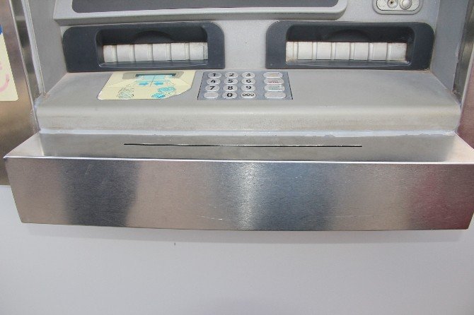 Atm’nin Çöpünden 100 Tl’lik Banknotlar Çıktı