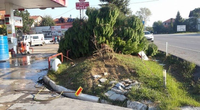 Bartın’da Otomobil Akaryakıt İstasyonuna Daldı: 2 Yaralı