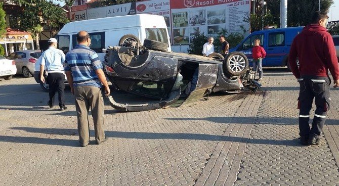 Bartın’da Otomobil Akaryakıt İstasyonuna Daldı: 2 Yaralı