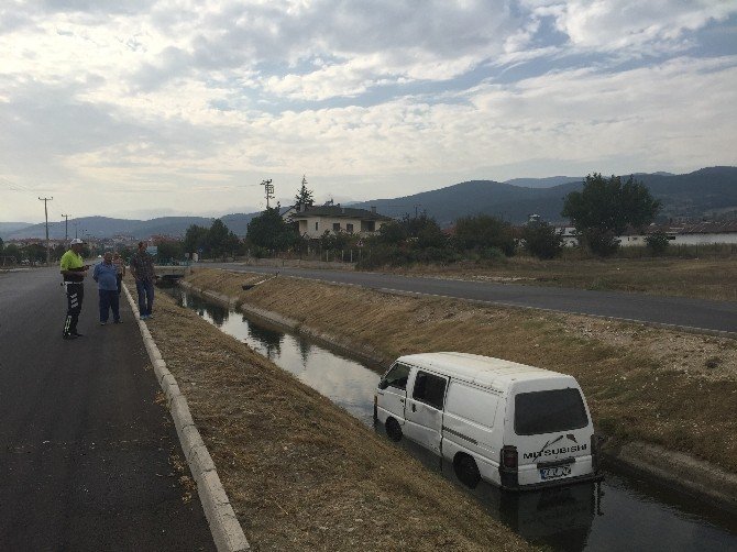 Minibüs Su Kanalına Uçtu, Sürücü Olay Yerinden Kaçtı