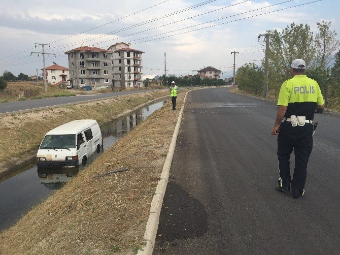 Minibüs Su Kanalına Uçtu, Sürücü Olay Yerinden Kaçtı