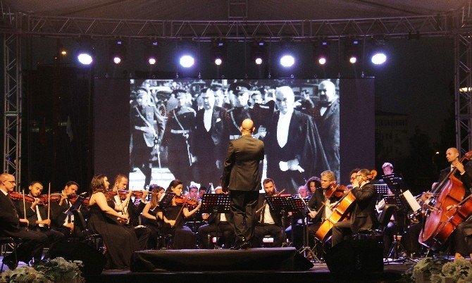 Çankaya Filarmoni Orkestrası Büyüledi