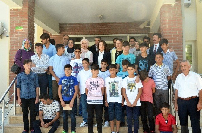 Bakan Tüfenkci’nin Eşi Esra Tüfenkci Yaşlıları Ve Çocukları Ziyaret Etti