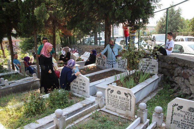 Kdz. Ereğli Belediyesi Mezarlıklarda Mevlid Programı Düzenledi