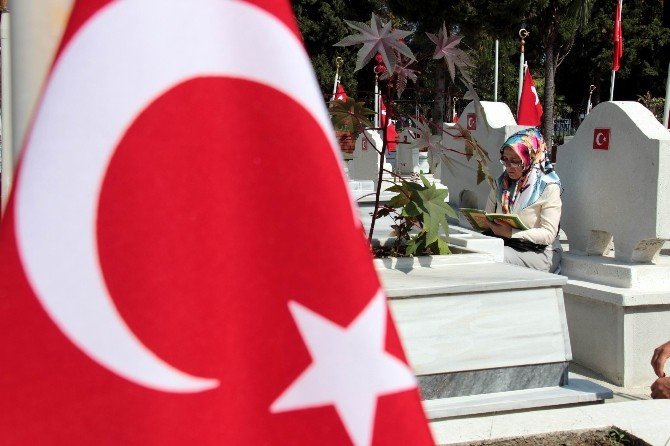 Arife Günü Şehitlikler Doldu Taştı