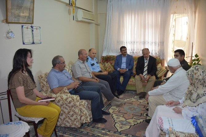 Şehzadeler İlçe Protokolü Şehit Ve Gazi Aileleri İle Bayramlaştı