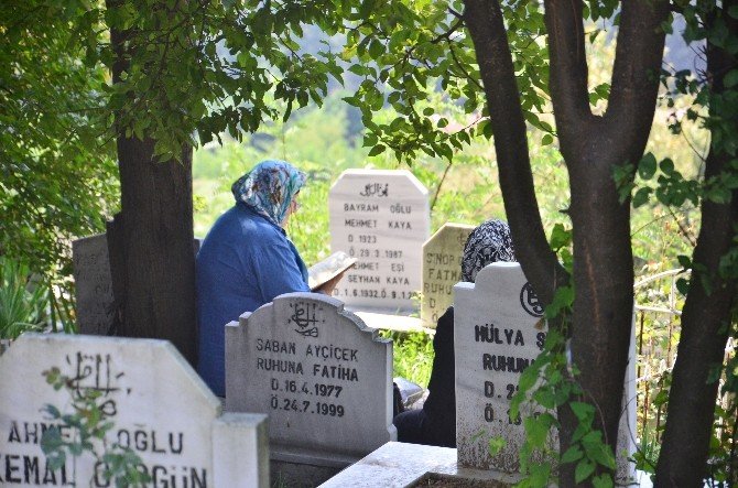 Zonguldak’ta Vatandaşlar Mezarlıklara Akın Etti