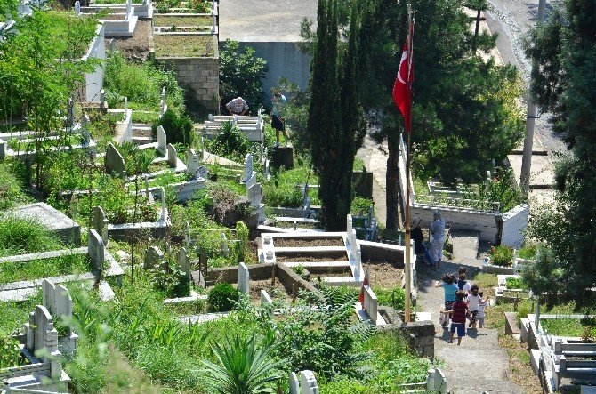 Zonguldak’ta Vatandaşlar Mezarlıklara Akın Etti