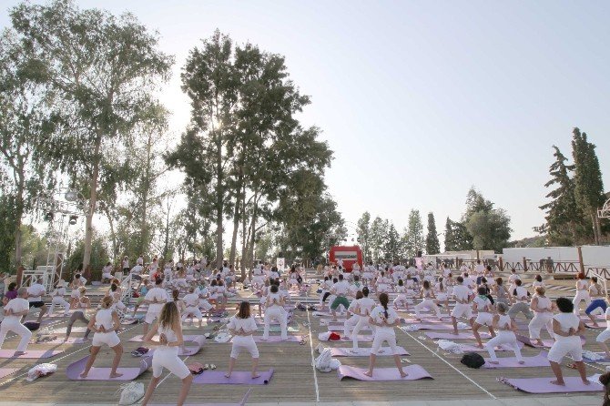 1. Dünya Yoga Koreografi Şampiyonası Kuşadası’nda Düzenlendi