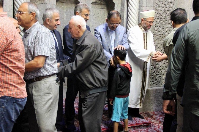 Bakan Özhaseki, Vatandaşlarla Bayramlaştı